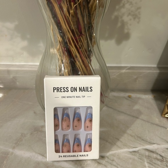 24 pcs Almond French Acrylic Press On Nail Set Reusable Blue French 💙✨ - Picture 7 of 7